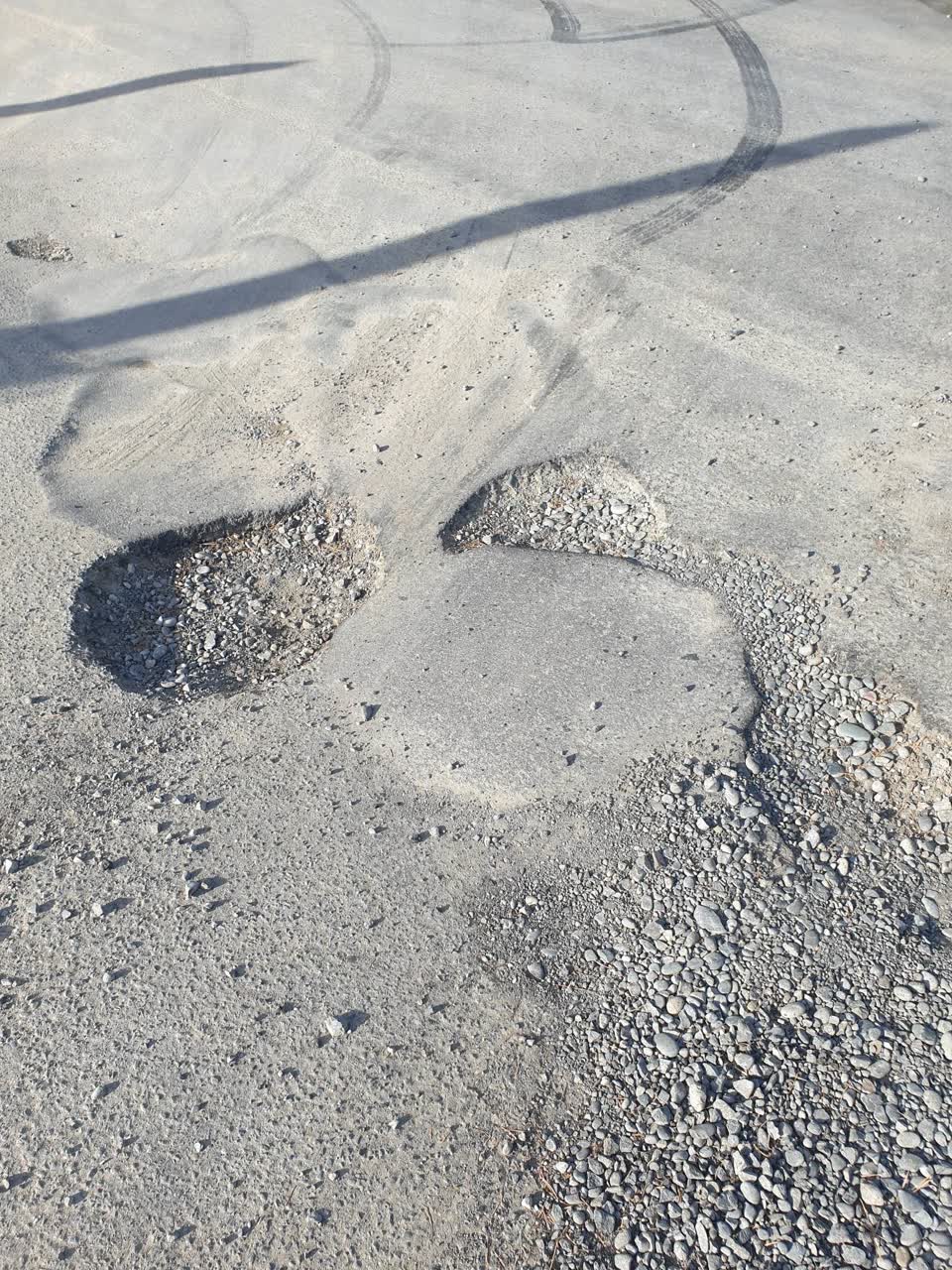 The photograph attached to this roading/streets report