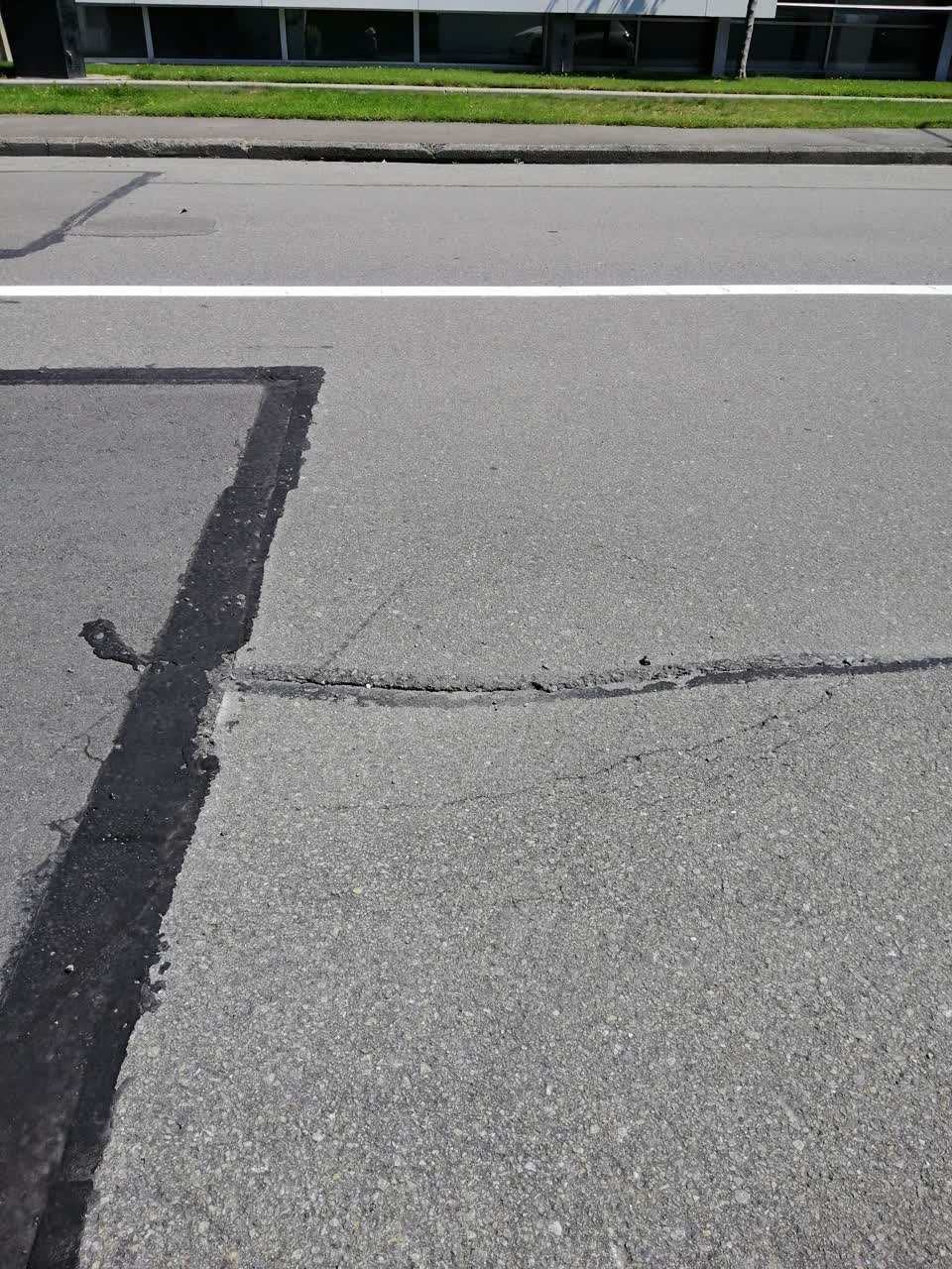 The photograph attached to this roading/streets report