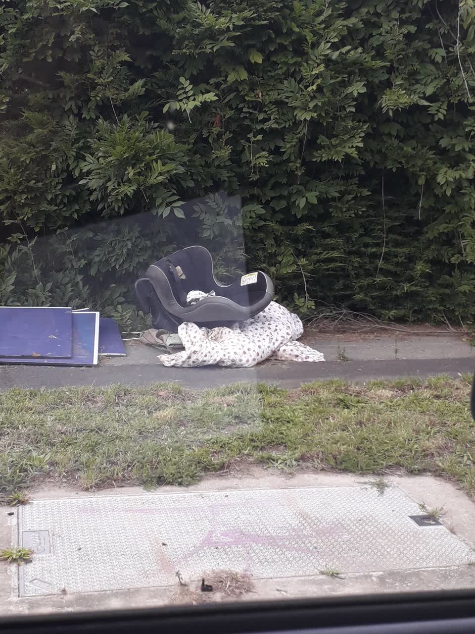 The photograph attached to this rubbish/recycling report