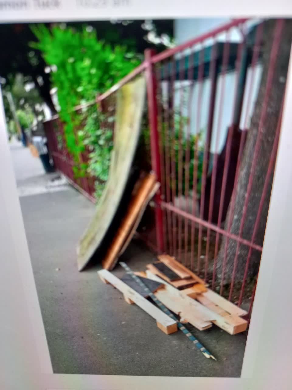 The photograph attached to this rubbish/recycling report