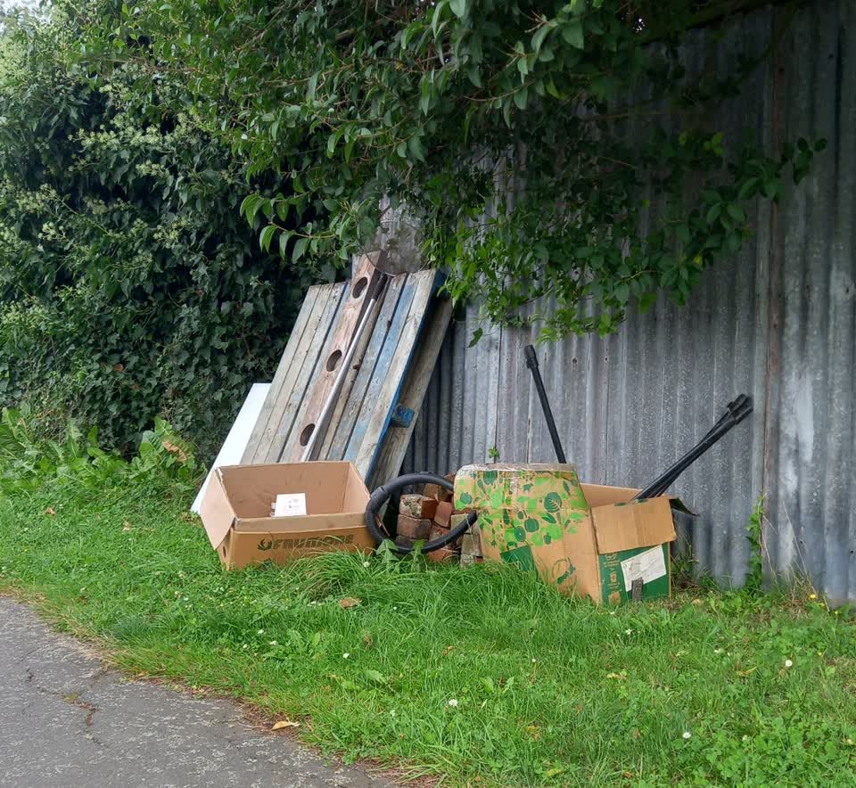 The photograph attached to this rubbish/recycling report