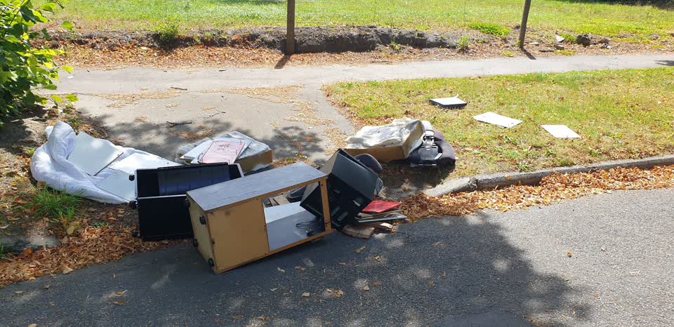 The photograph attached to this rubbish/recycling report