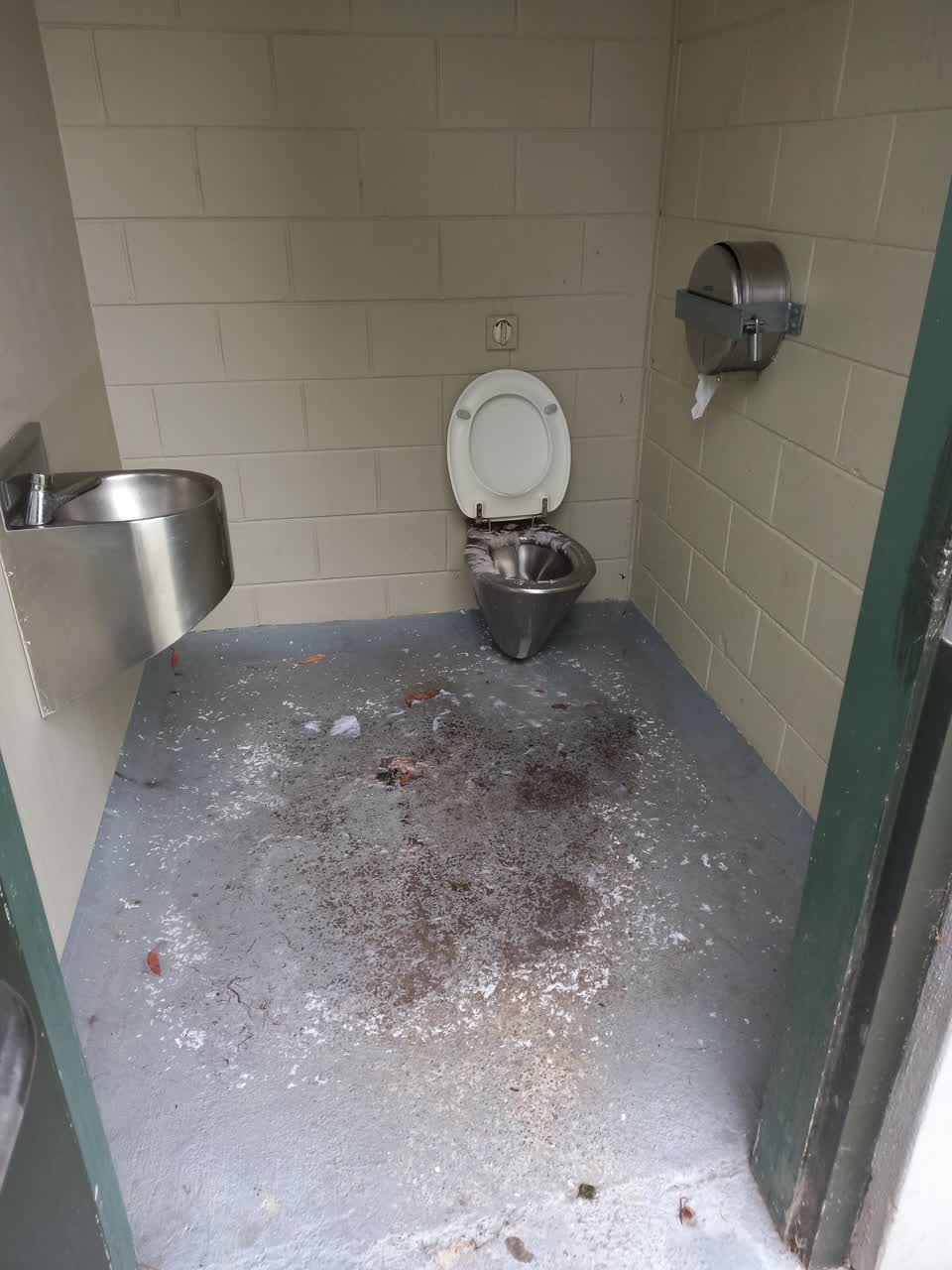 The photograph attached to this sewer - leak / blockage report