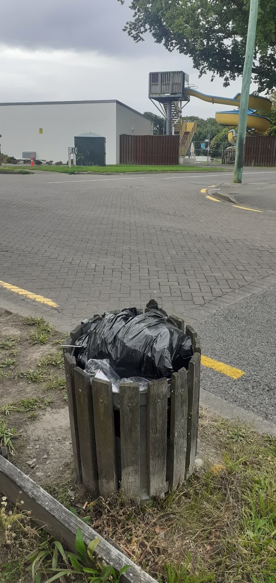 The photograph attached to this rubbish/recycling report
