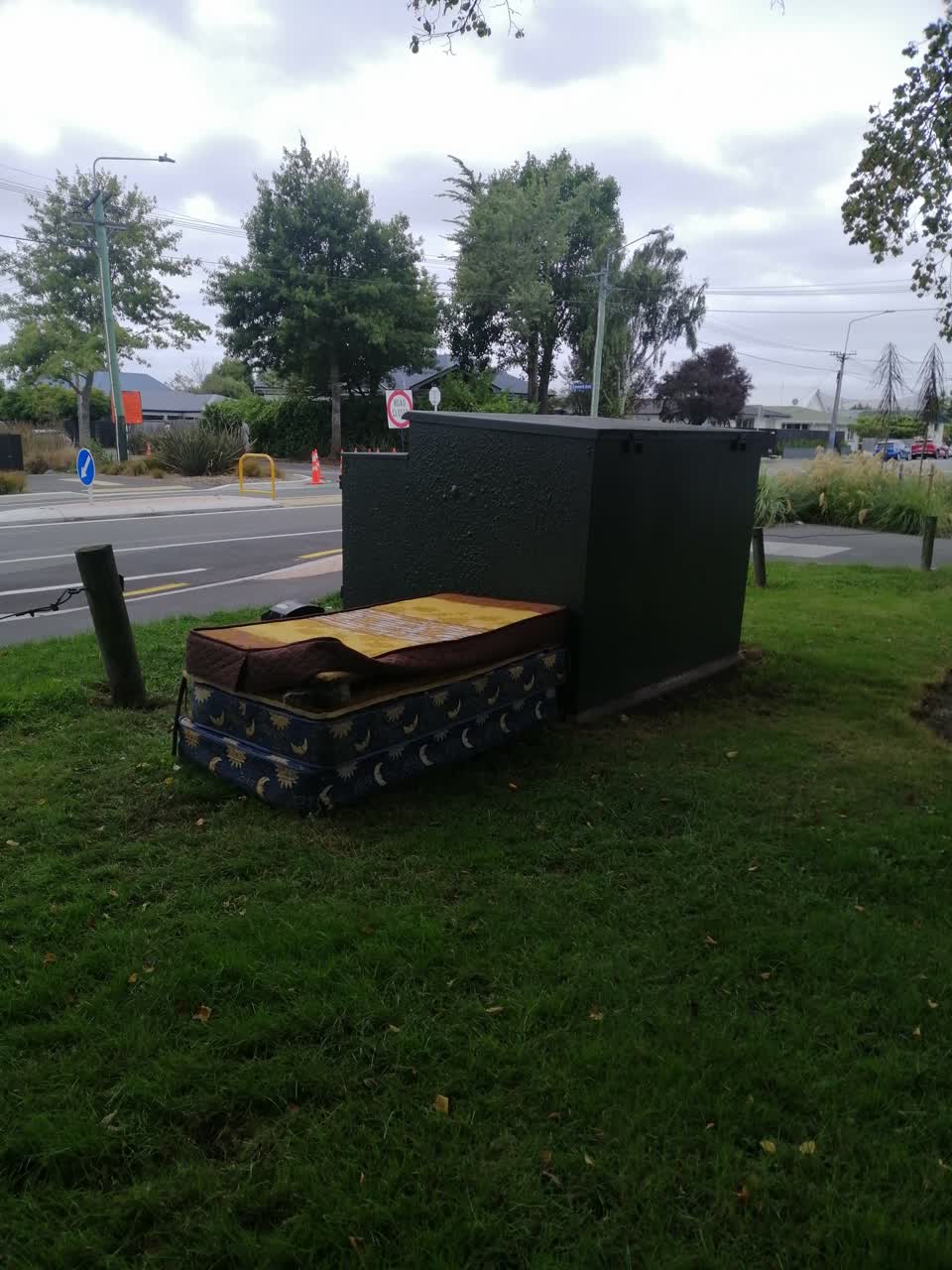 The photograph attached to this rubbish/recycling report