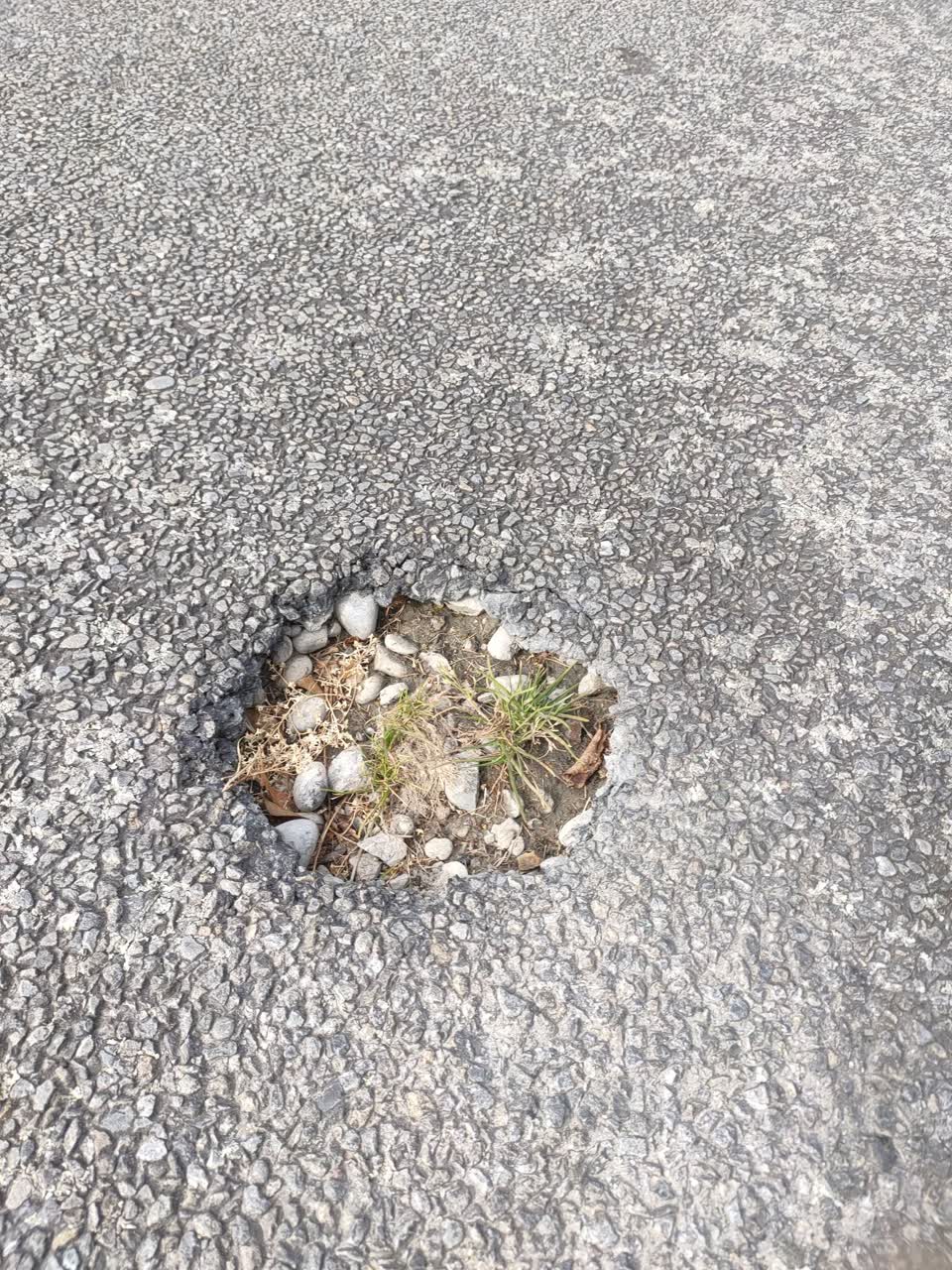 The photograph attached to this roading/streets report