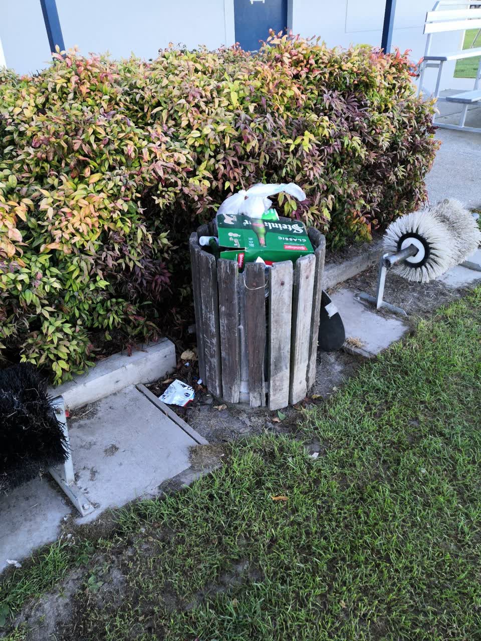 The photograph attached to this rubbish/recycling report