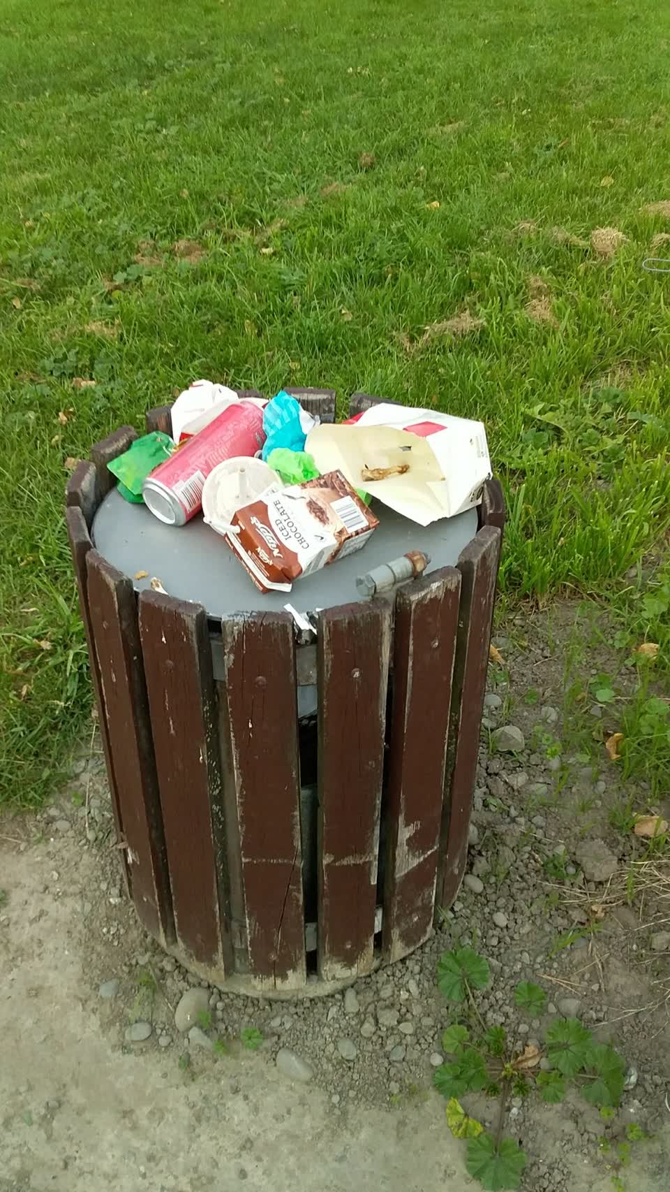 The photograph attached to this rubbish/recycling report