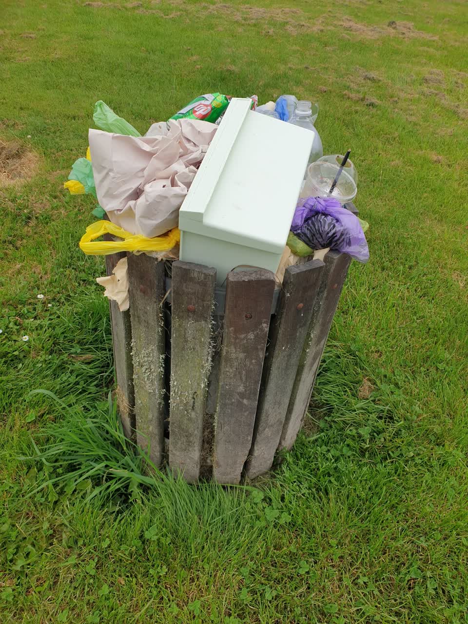 The photograph attached to this rubbish/recycling report