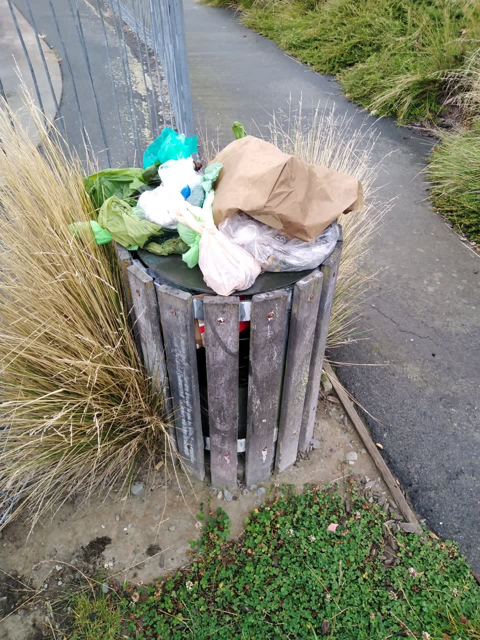 The photograph attached to this rubbish/recycling report