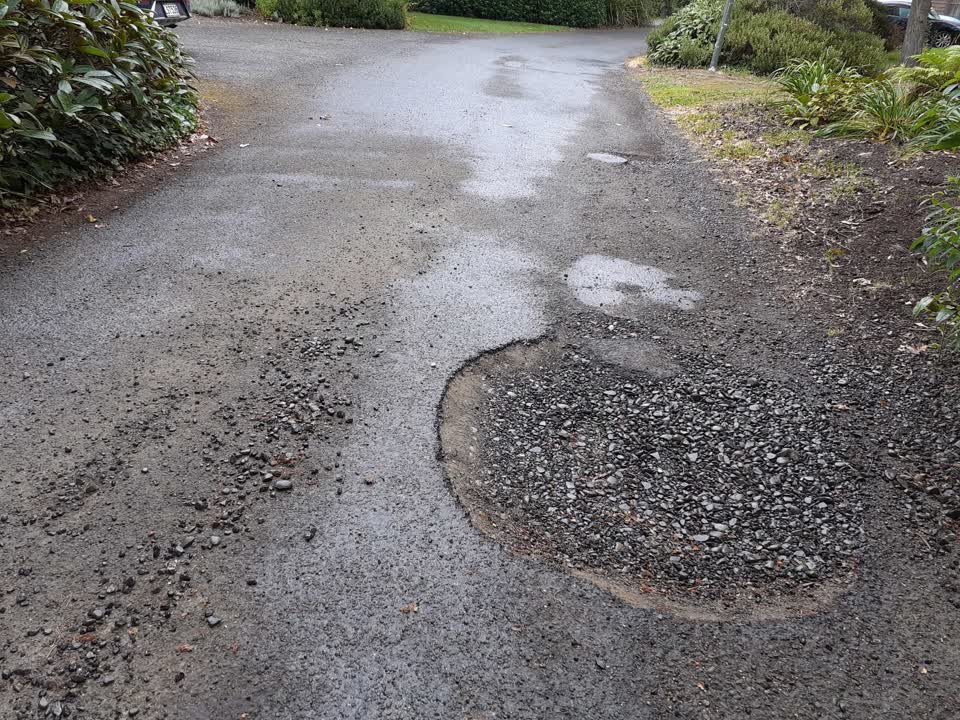 The photograph attached to this roading/streets report