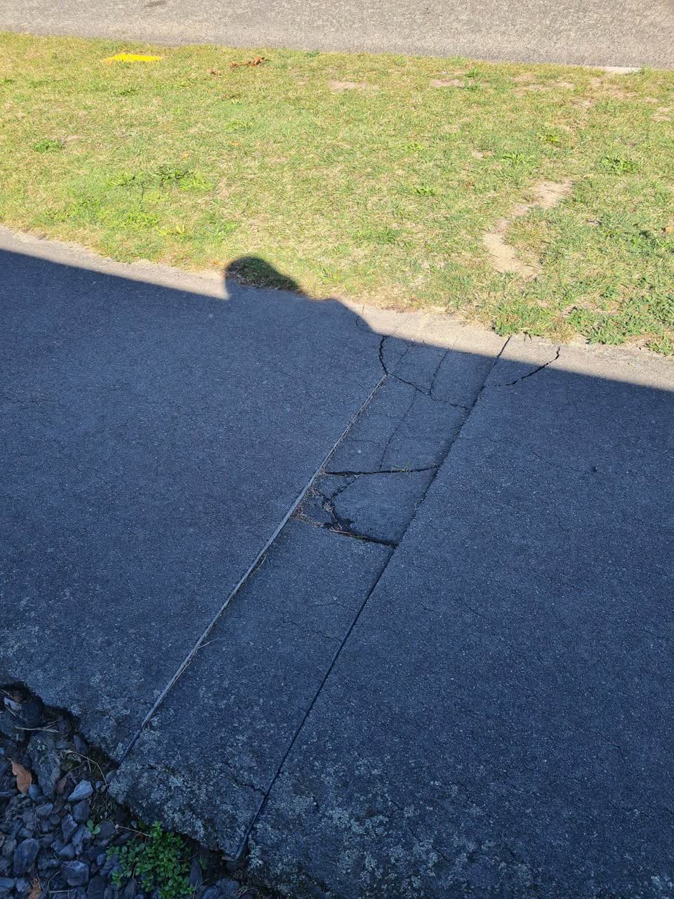 The photograph attached to this roading/streets report
