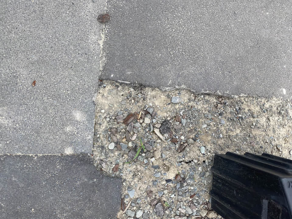 The photograph attached to this roading/streets report