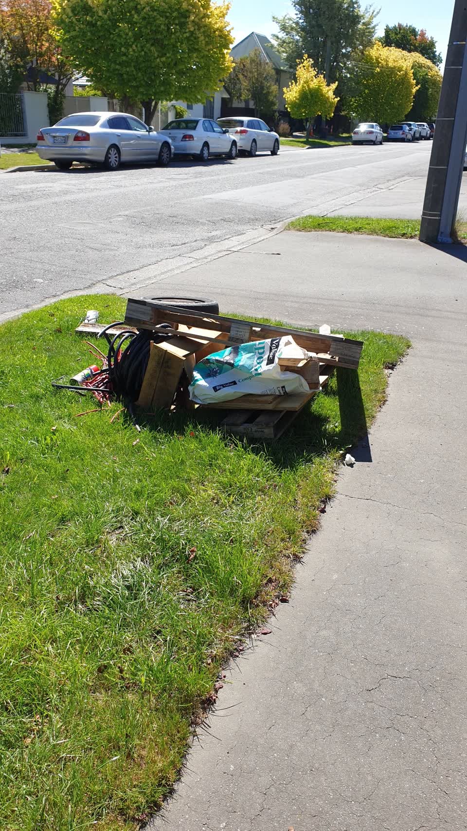 The photograph attached to this rubbish/recycling report