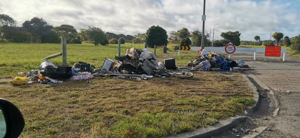 The photograph attached to this rubbish/recycling report