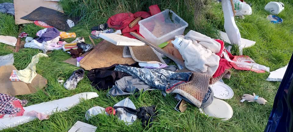 The photograph attached to this rubbish/recycling report