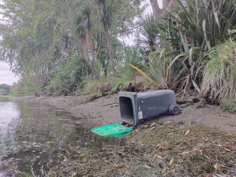 Rubbish/Recycling, a report photo
