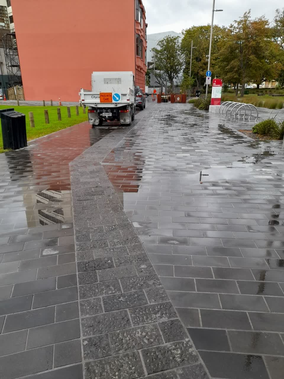 The photograph attached to this roading/streets report