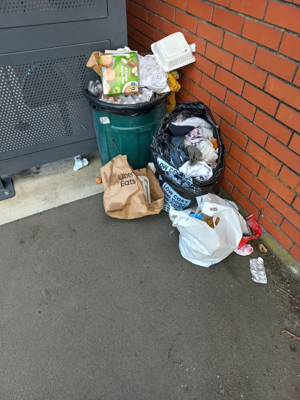 The photograph attached to this rubbish/recycling report