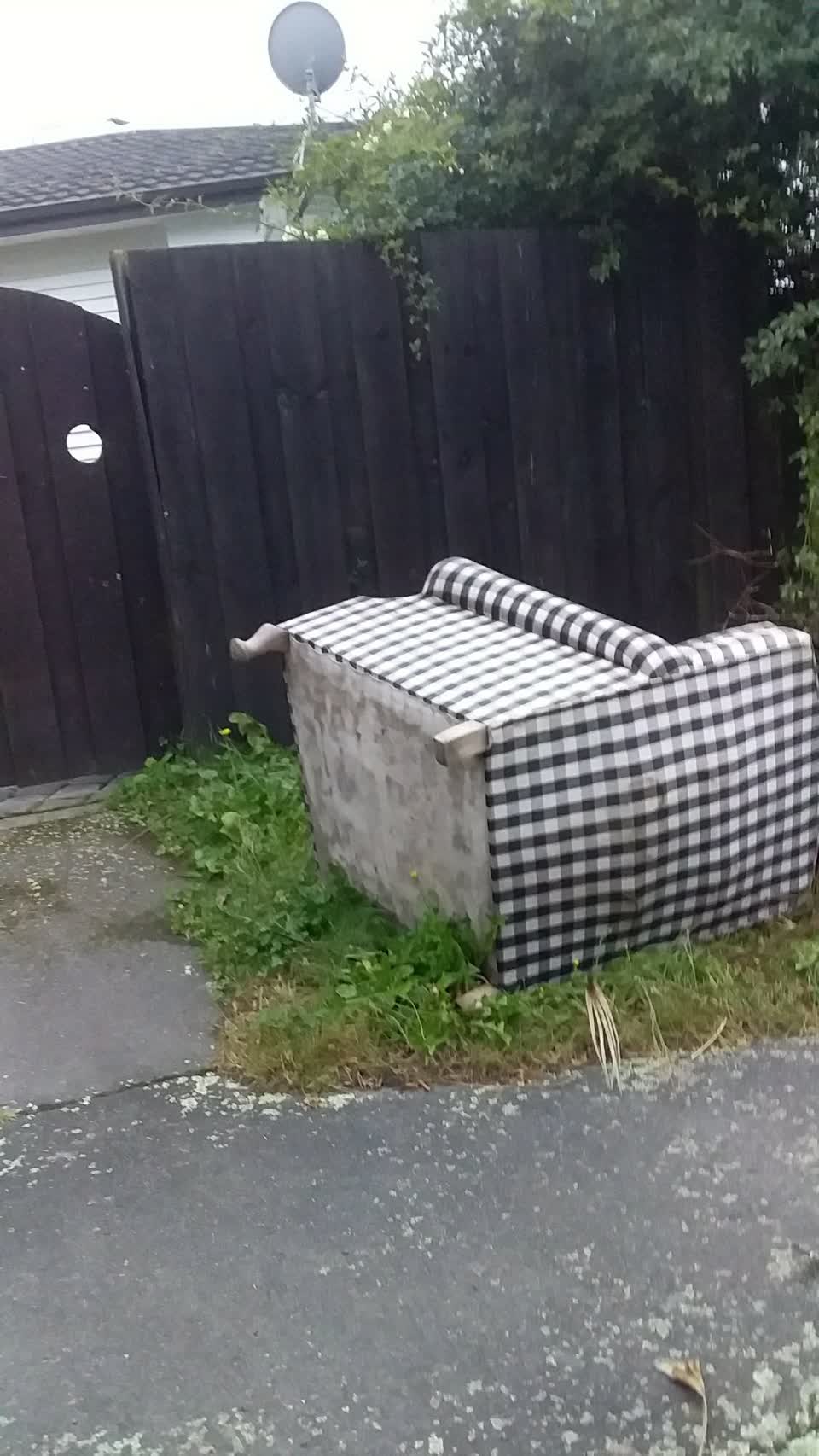 The photograph attached to this rubbish/recycling report