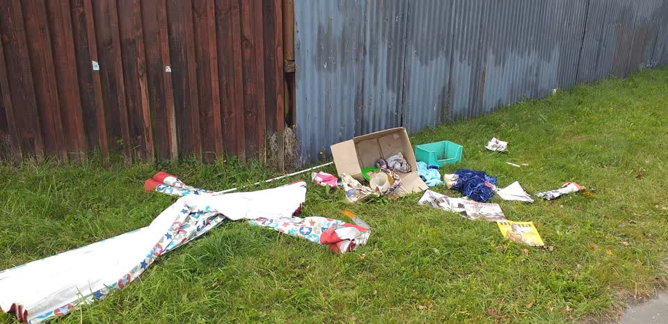 The photograph attached to this rubbish/recycling report