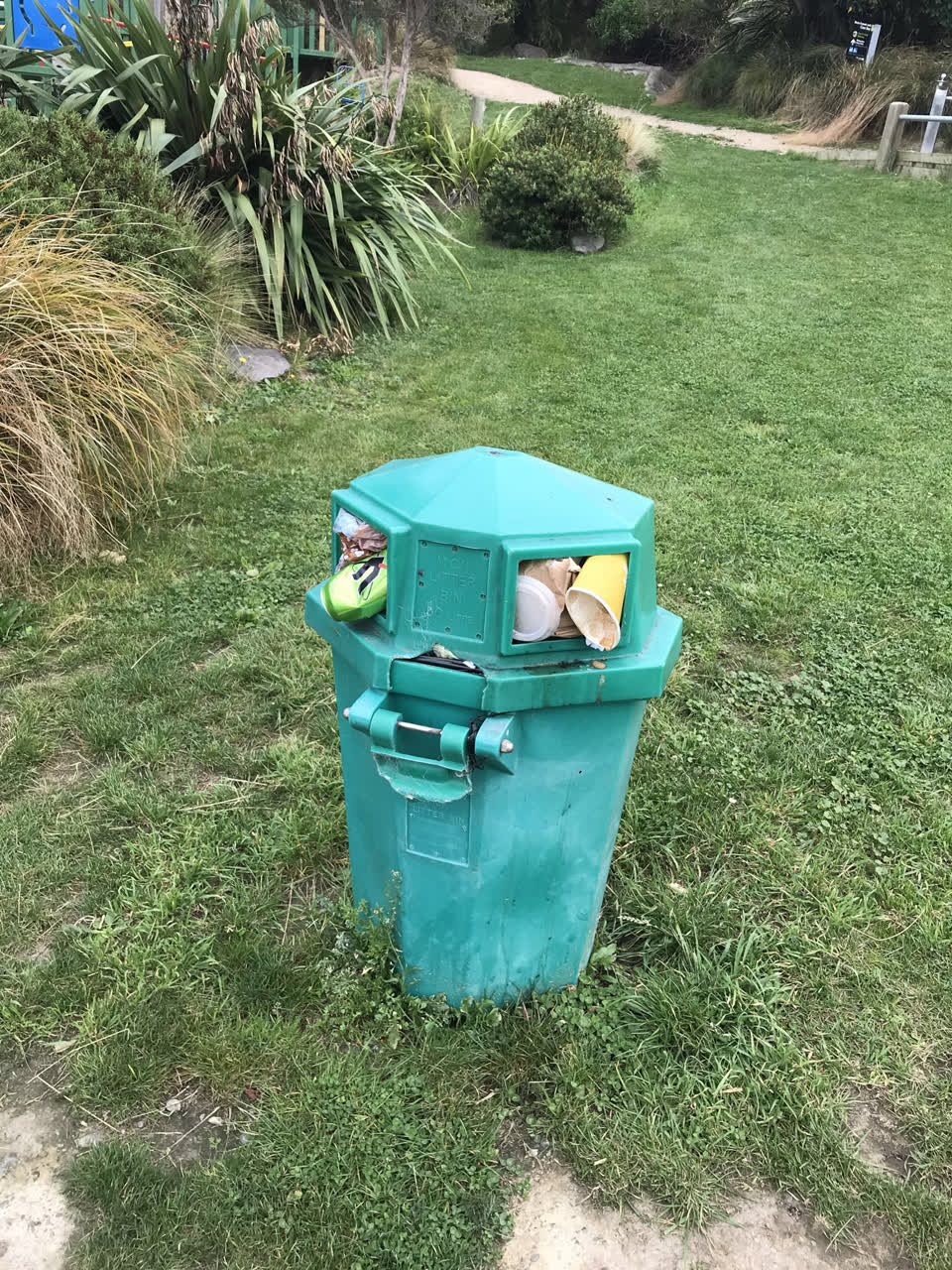 The photograph attached to this rubbish/recycling report