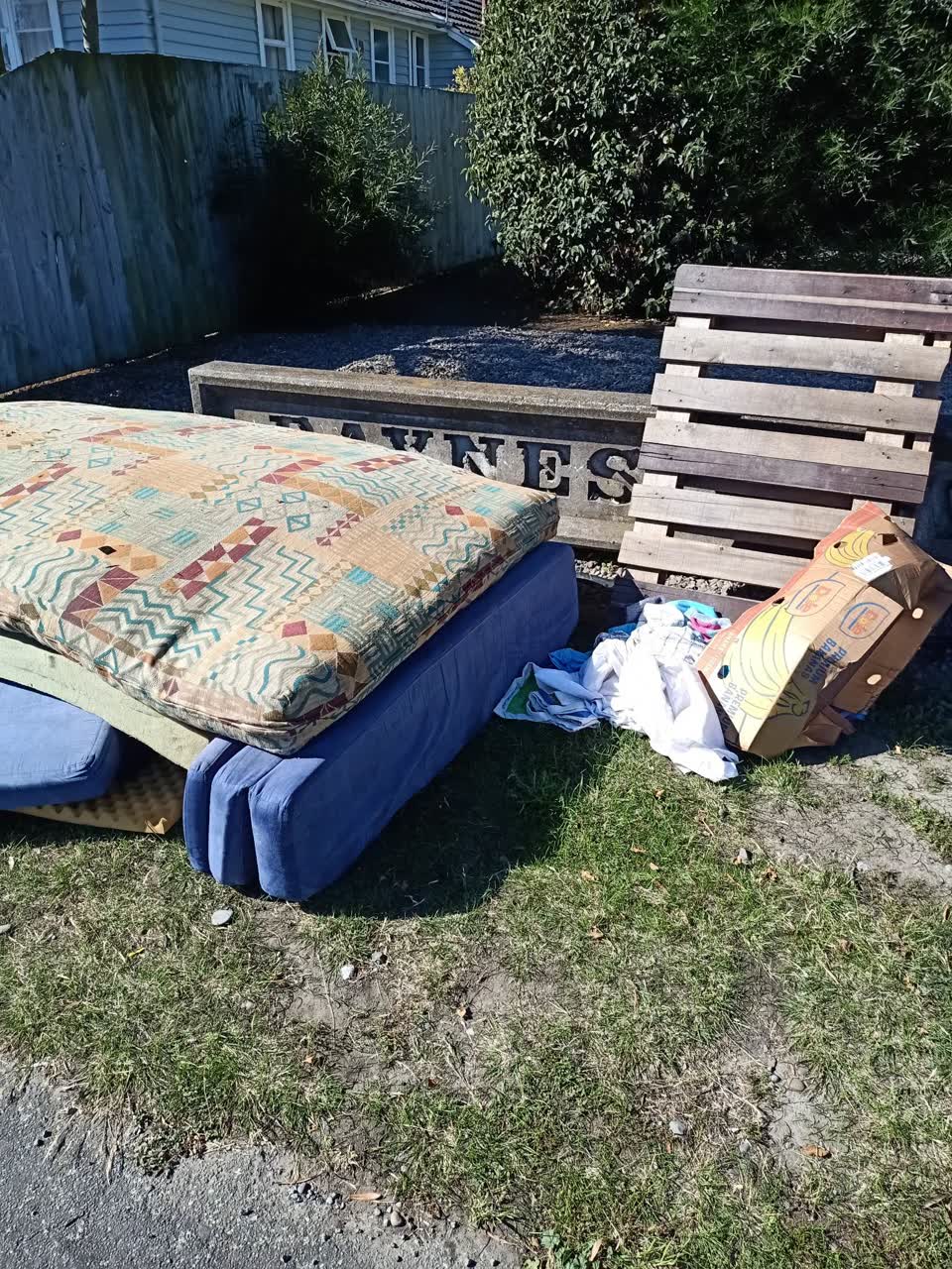 The photograph attached to this rubbish/recycling report
