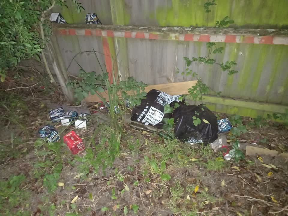 The photograph attached to this rubbish/recycling report