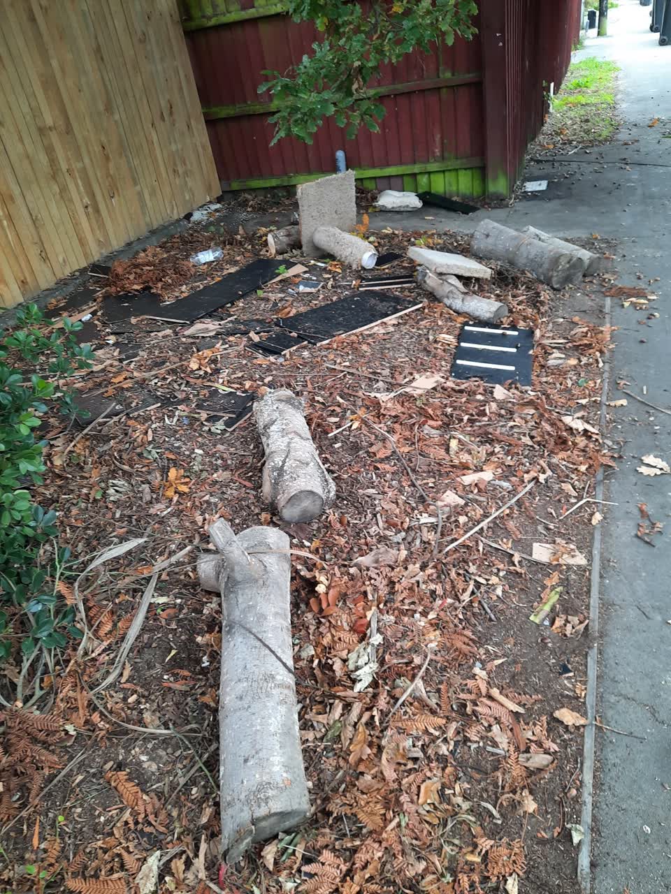 The photograph attached to this rubbish/recycling report