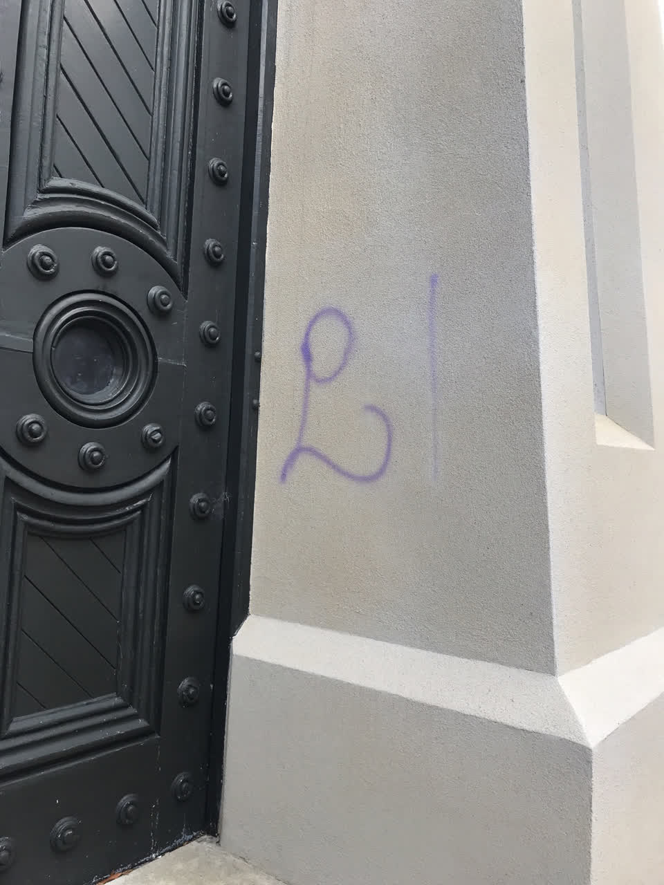 The photograph attached to this graffiti report