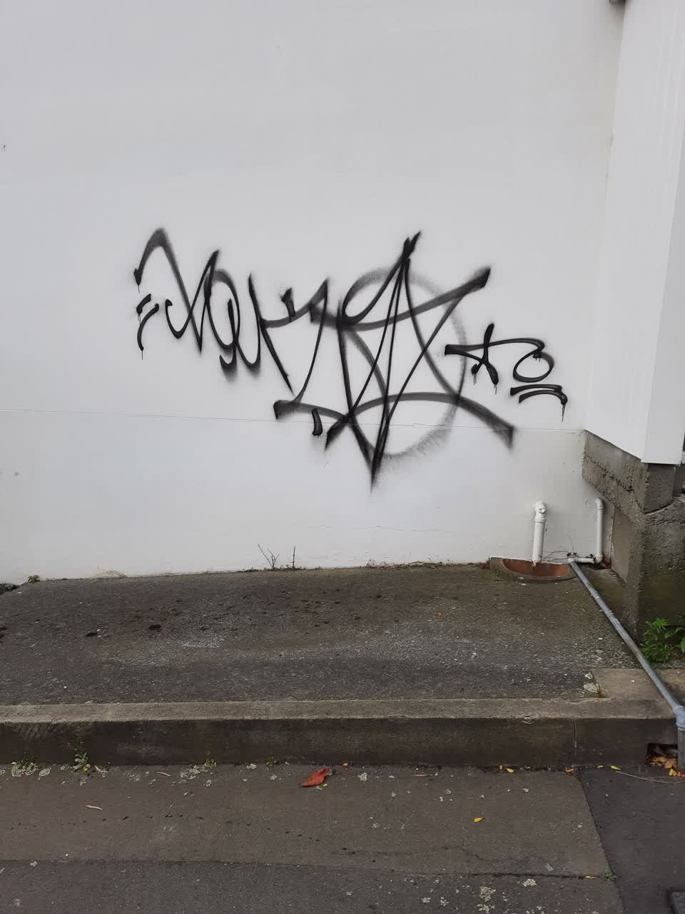 The photograph attached to this graffiti report