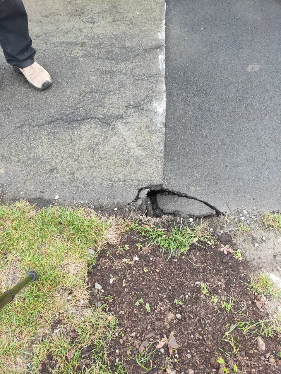 The photograph attached to this roading/streets report