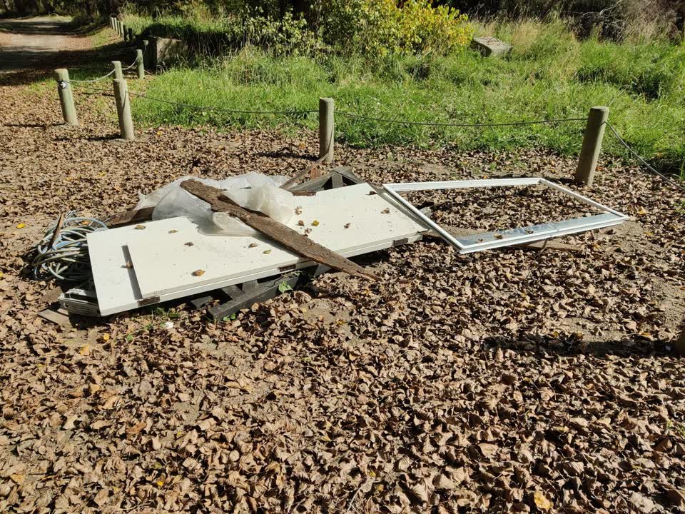The photograph attached to this rubbish/recycling report