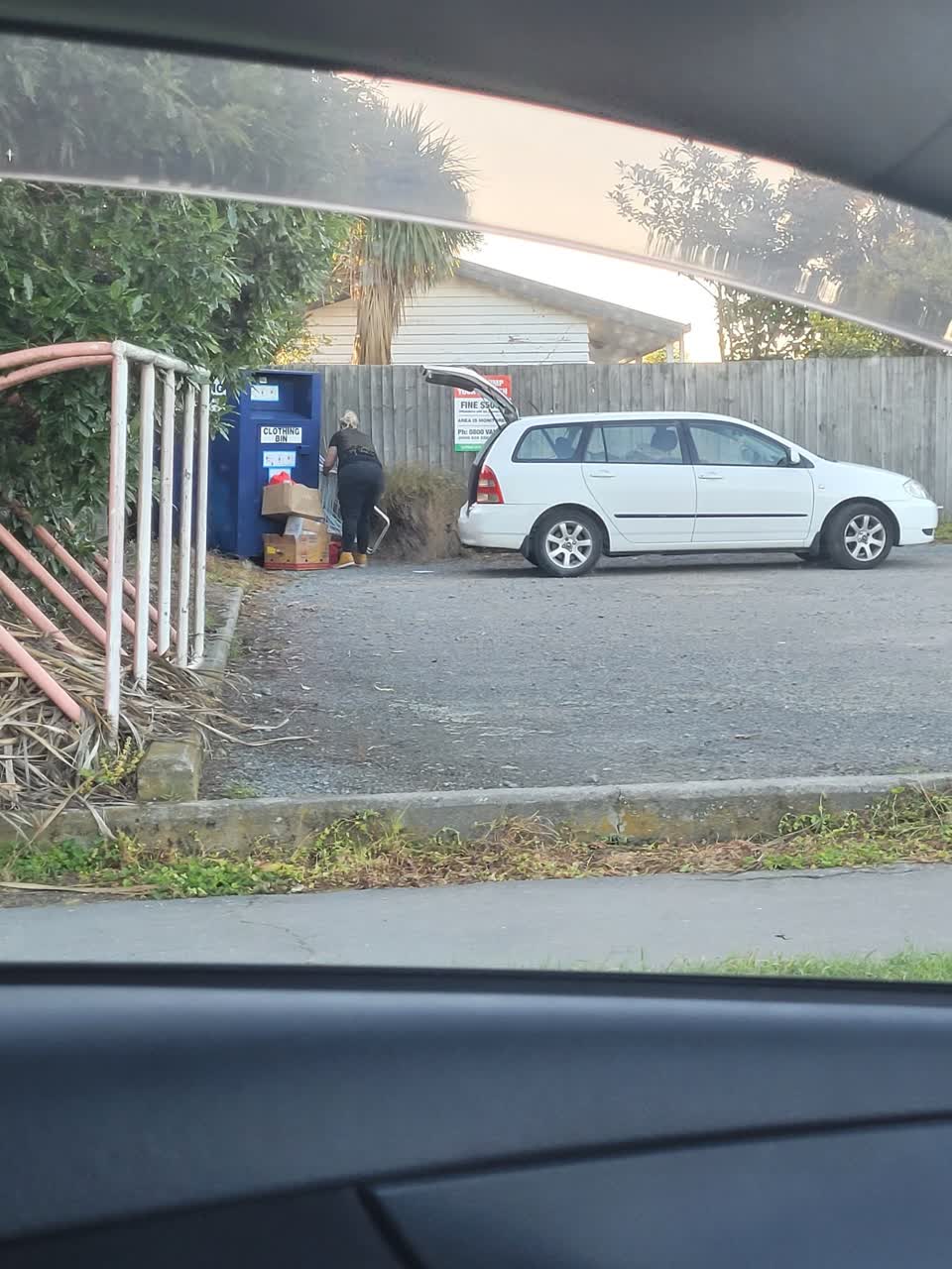 The photograph attached to this rubbish/recycling report