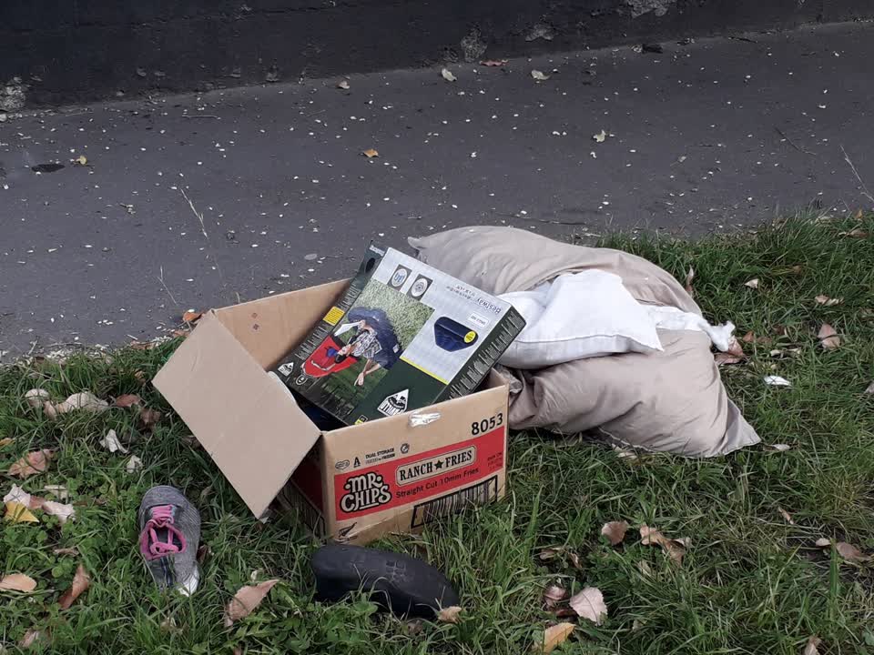 The photograph attached to this rubbish/recycling report