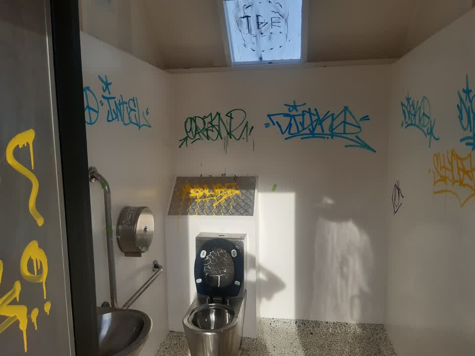 The photograph attached to this graffiti report