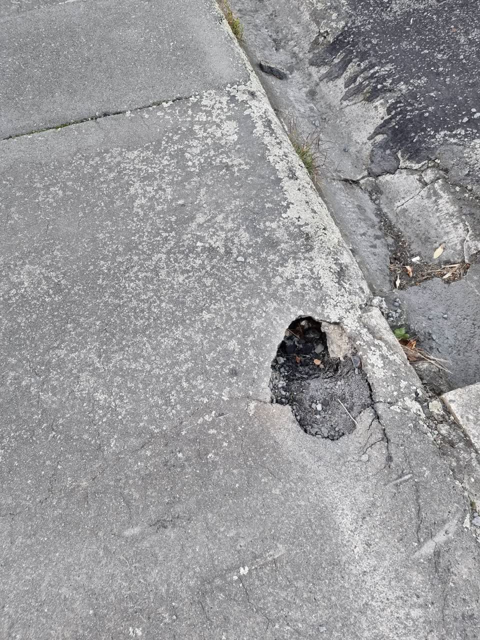 The photograph attached to this roading/streets report