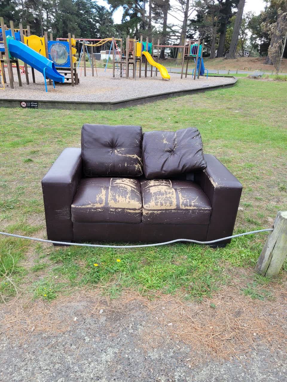 The photograph attached to this rubbish/recycling report