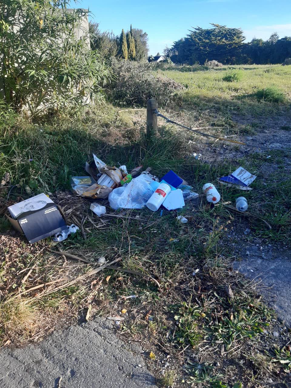 The photograph attached to this rubbish/recycling report