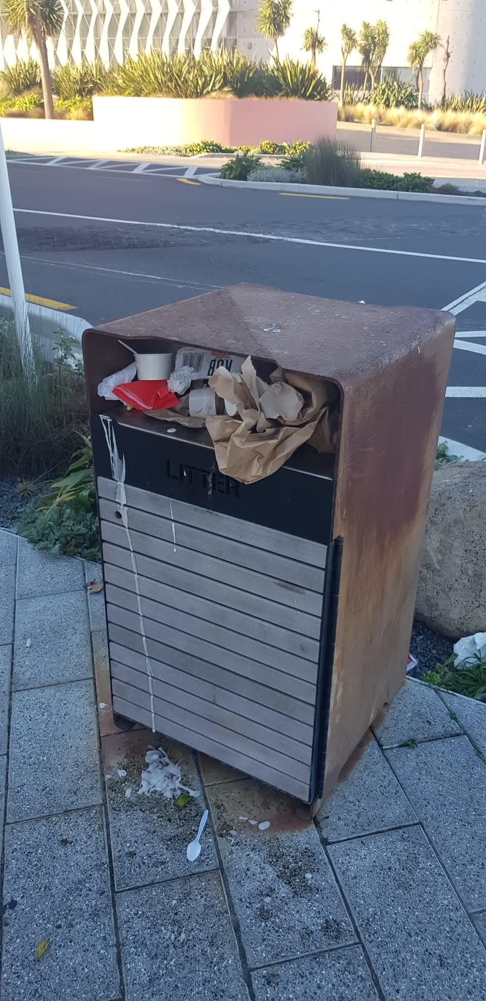 The photograph attached to this rubbish/recycling report