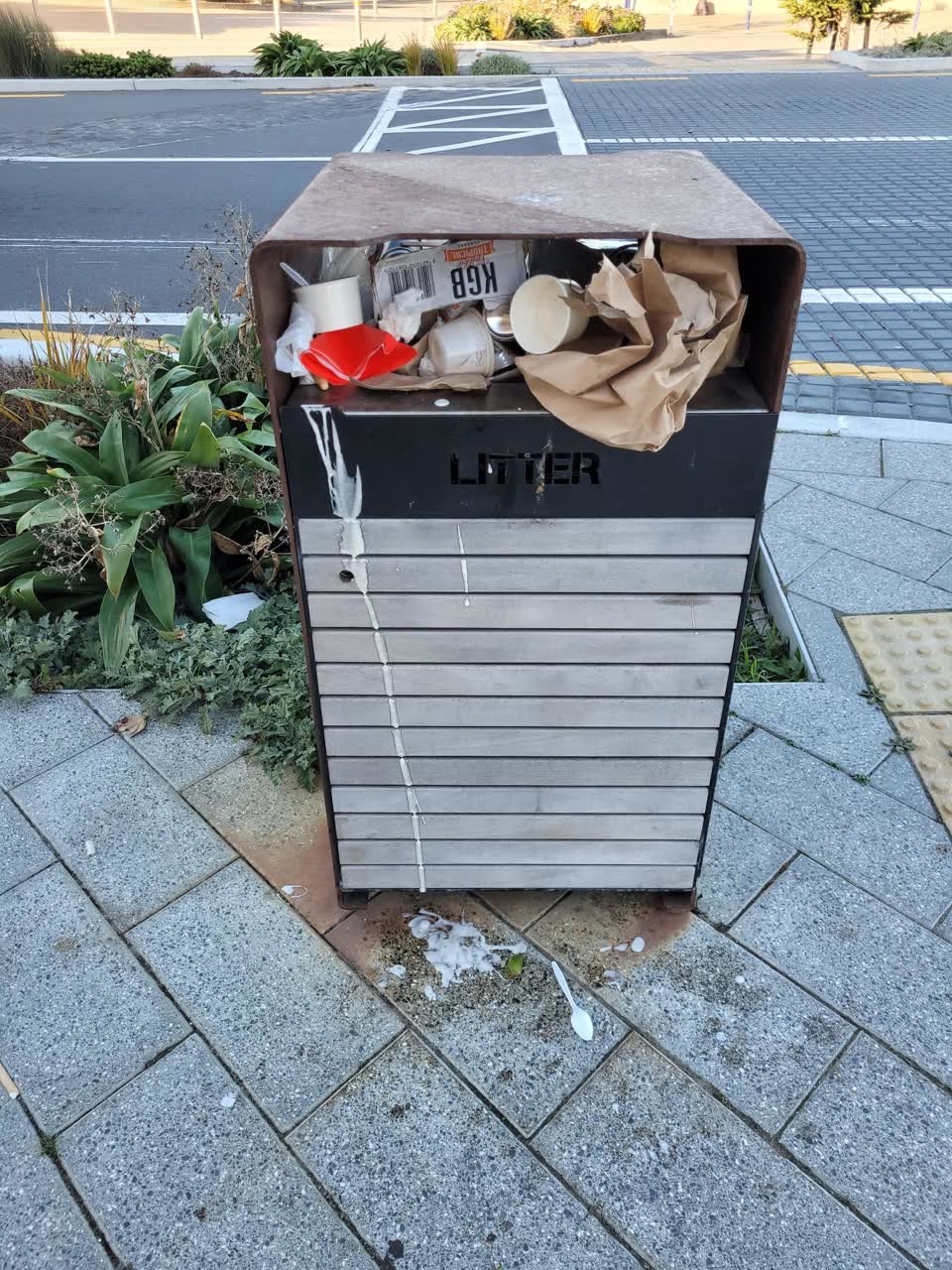 The photograph attached to this rubbish/recycling report