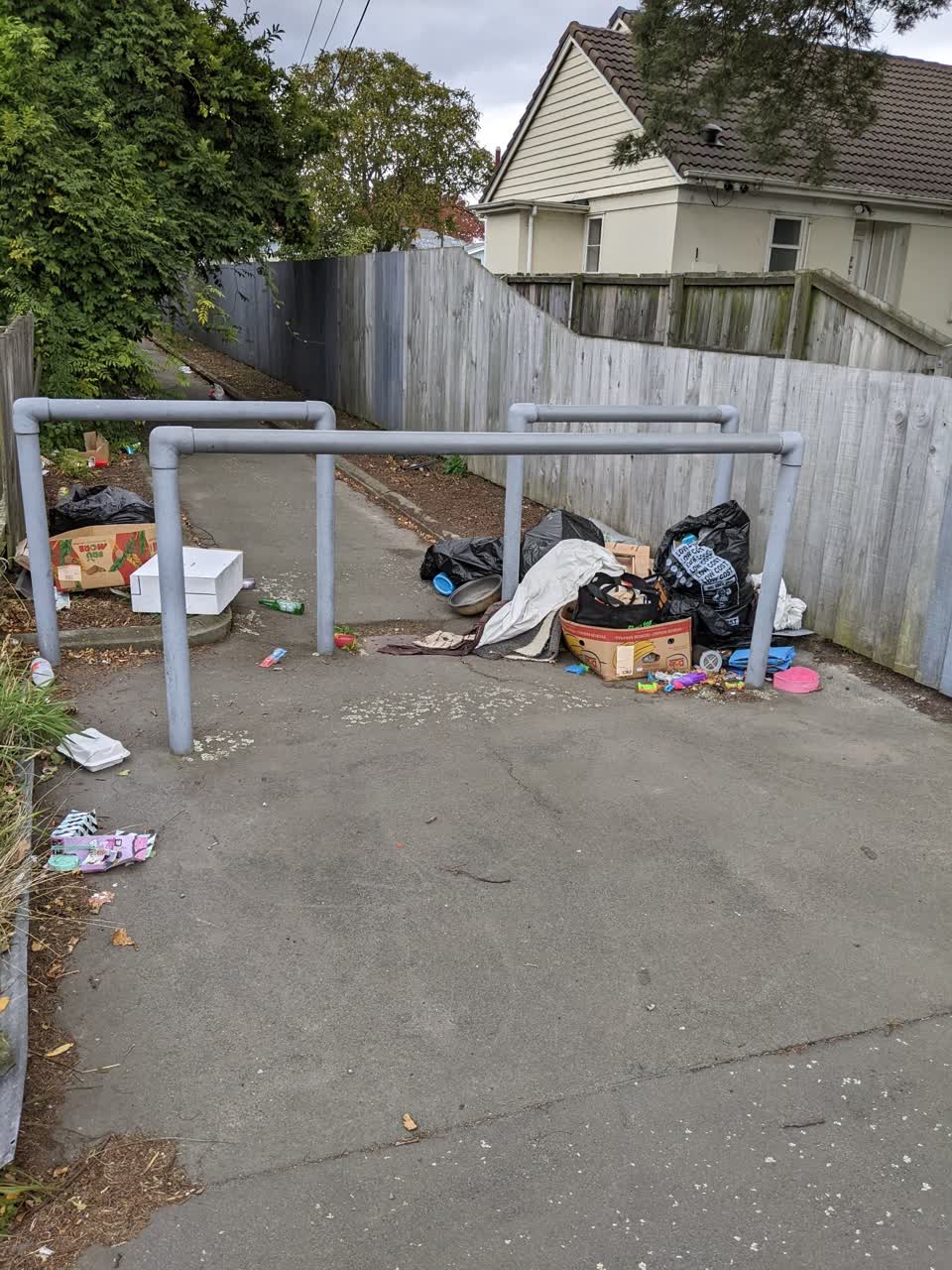 The photograph attached to this rubbish/recycling report