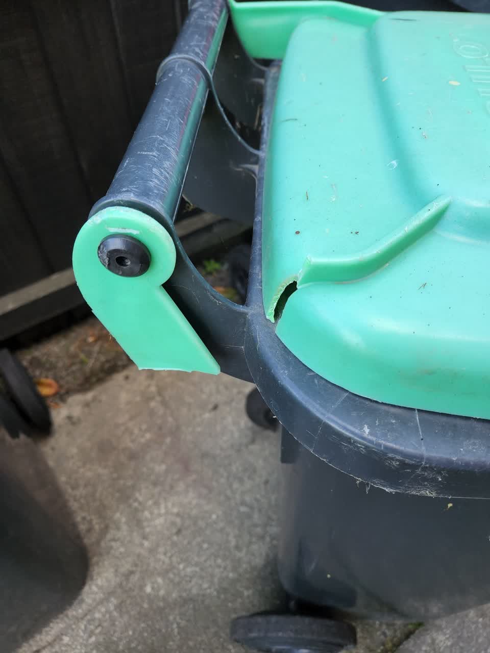 The photograph attached to this rubbish/recycling report