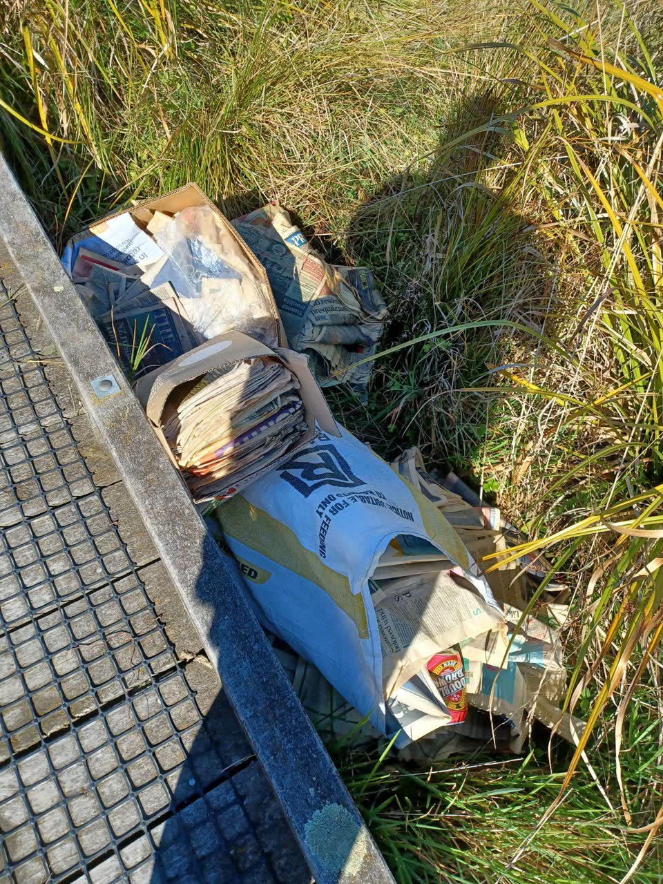 The photograph attached to this rubbish/recycling report