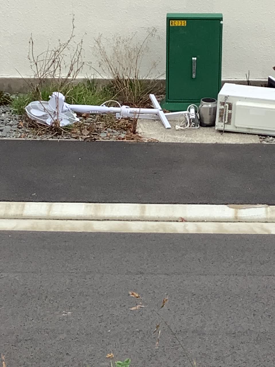 The photograph attached to this rubbish/recycling report