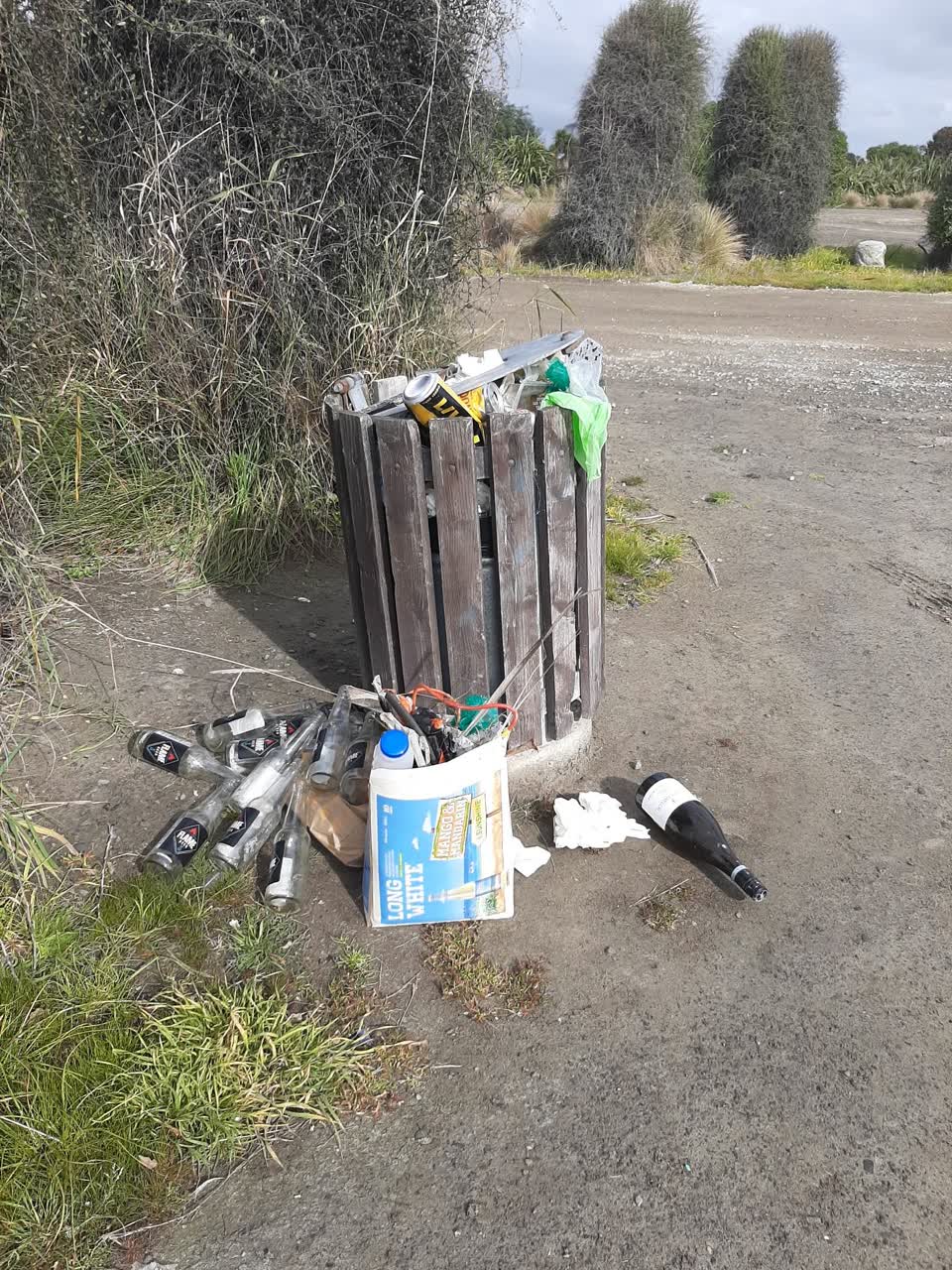The photograph attached to this rubbish/recycling report