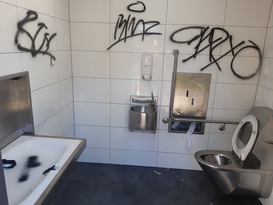 The photograph attached to this graffiti report