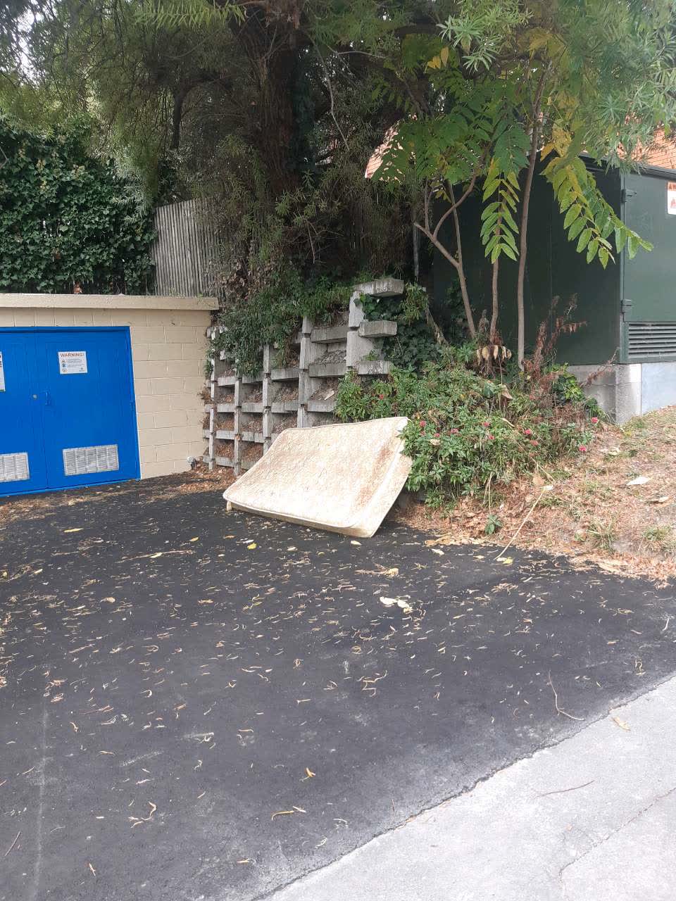 The photograph attached to this rubbish/recycling report