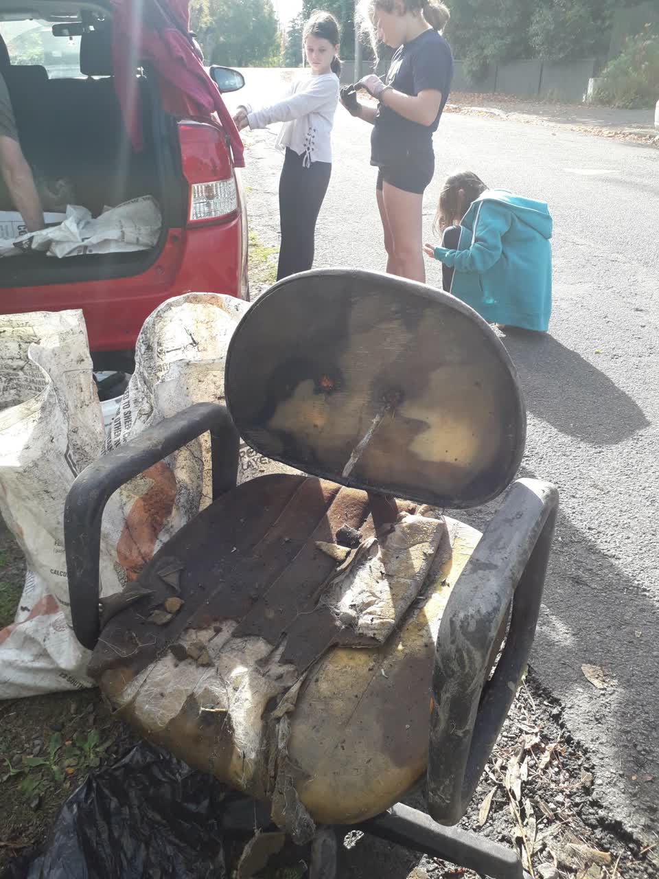 The photograph attached to this rubbish/recycling report