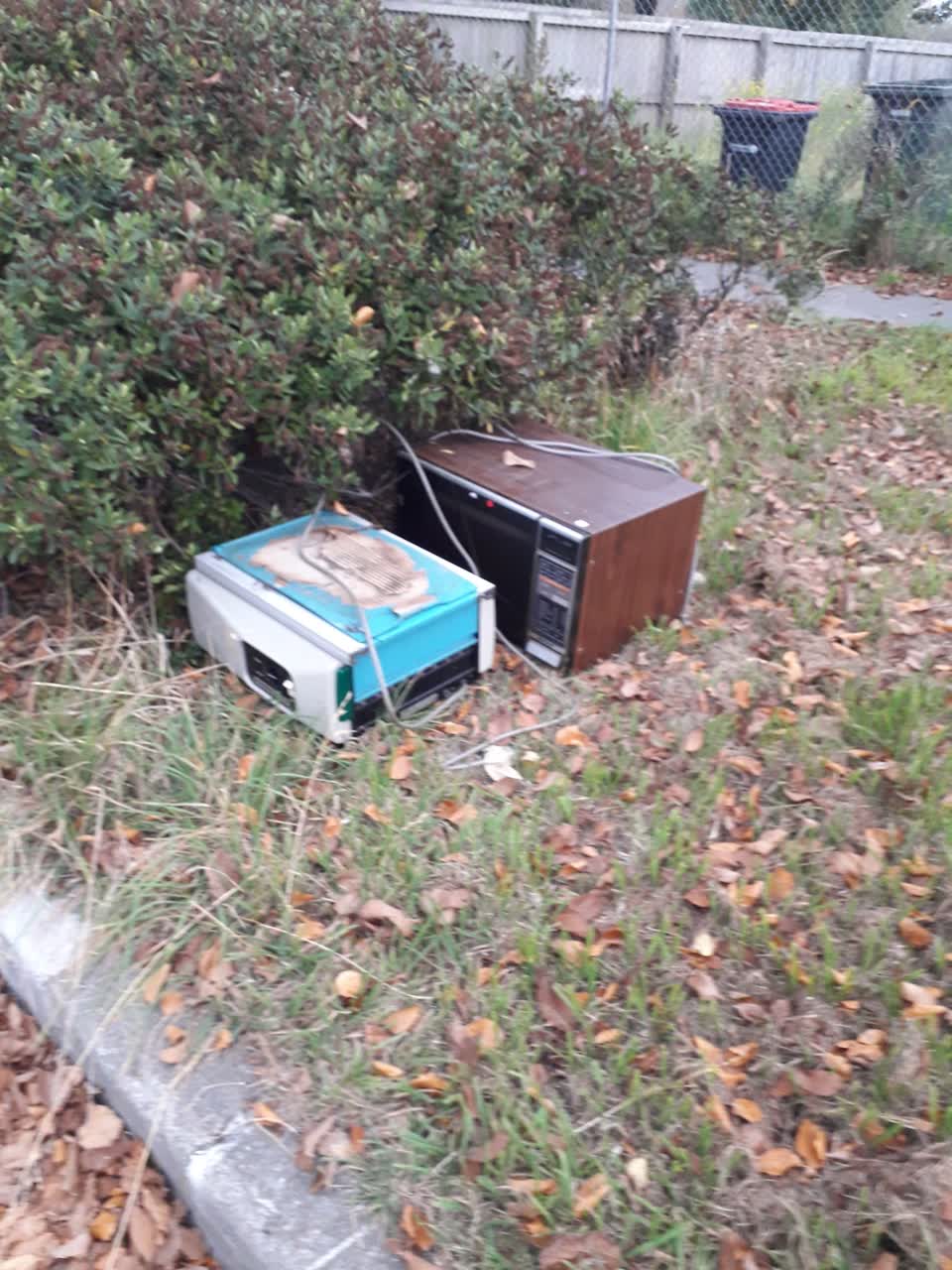 The photograph attached to this rubbish/recycling report